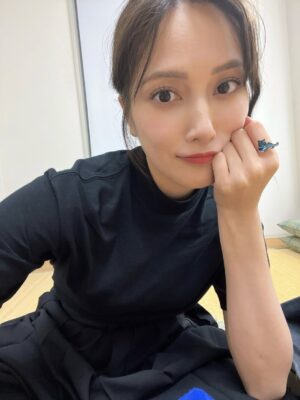 Anna Iriyama Instagram - #放送局占拠 第9話 本日21時〜！
座敷童のお面の横にブラシがセットしてあって
なんか可愛かった🤣笑
3枚目、般若 @kato_seishiro_official さんが番組のロケで行ったお店で、妖怪のリングを見つけてみんなに買ってきてくれたの🐈‍⬛💍