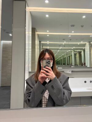 Anna Iriyama Instagram - 忘れぬうちに少しずつ、アルバニアの #旅備忘録 。
(なんか自分の旅ハッシュタグつくりたいな🙈)
アルバニアと言いつつ、乗り継ぎのドーハの空港の写真!
ドーハ空港、今まで行った世界中の空港の中で1番綺麗で広くて楽しかった!また乗り継ぎしたい!!笑
安定の機内スタイル、牛乳瓶の底メガネ&マスク(別人すぎ?)で次の乗り継ぎ地・ローマに向けて乾杯☻
友達はChatGPTでパワパフ風にしてもらった👱🏻♀️笑