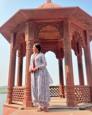 Annu Sood Instagram - हरे कृष्ण,हरि बोल 🥹🦚
#explore #trending #vrindavan