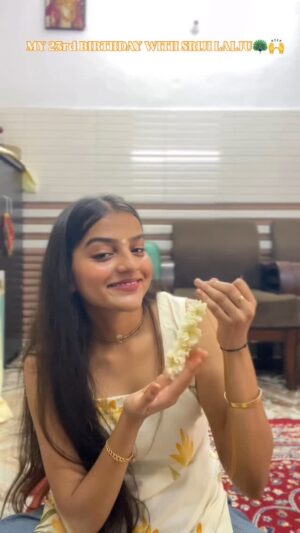Annu Sood Instagram - श्री राधा 🦚🙌,No party’s no celebration just celebrated my birthday like this blessed 🥹Hari bol 🙌🦚
#explore #trending #viral #song