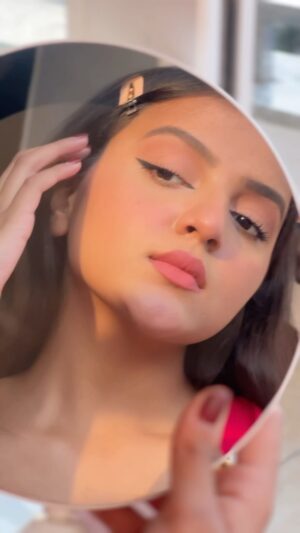Annu Sood Instagram - 🪞🌹
#explore #trending #grwm