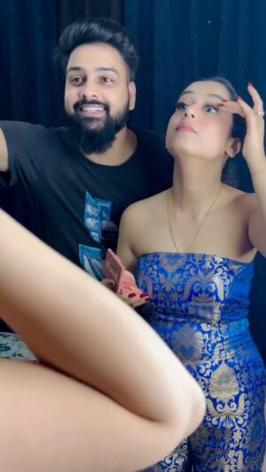 Anwesha Roy Chowdhury Instagram - Husband ko eye makeup seekhna hai🥵