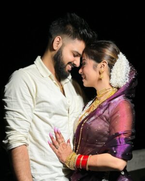 Anwesha Roy Chowdhury Instagram - Vlog aagya hain KARWACHAUTH ka dekha ?🌙🙈
.
.
Link in bio 🌚