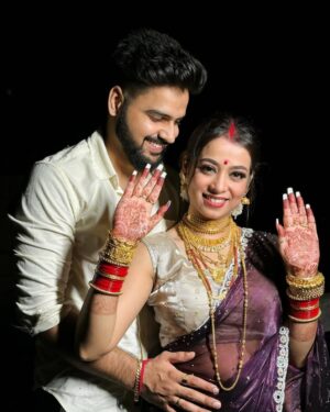 Anwesha Roy Chowdhury Instagram - Vlog aagya hain KARWACHAUTH ka dekha ?🌙🙈
.
.
Link in bio 🌚