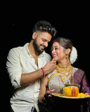 Anwesha Roy Chowdhury Instagram - Vlog aagya hain KARWACHAUTH ka dekha ?🌙🙈
.
.
Link in bio 🌚