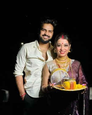 Anwesha Roy Chowdhury Instagram - Vlog aagya hain KARWACHAUTH ka dekha ?🌙🙈
.
.
Link in bio 🌚