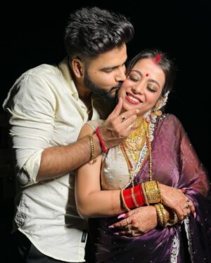 Anwesha Roy Chowdhury Instagram - Vlog aagya hain KARWACHAUTH ka dekha ?🌙🙈
.
.
Link in bio 🌚