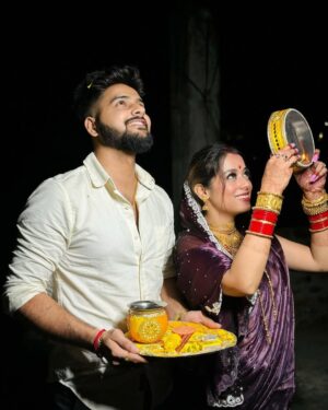 Anwesha Roy Chowdhury Instagram - Vlog aagya hain KARWACHAUTH ka dekha ?🌙🙈
.
.
Link in bio 🌚