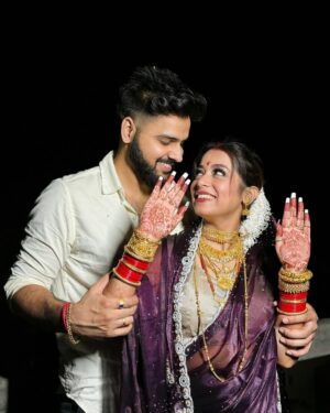 Anwesha Roy Chowdhury Instagram - Vlog aagya hain KARWACHAUTH ka dekha ?🌙🙈
.
.
Link in bio 🌚