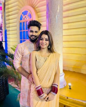 Anwesha Roy Chowdhury Instagram - Kaisi chal rahi hai durga puja?✨