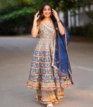 Apoorva Jadaun Instagram - Suno! Tum bas muskuraya karo tumhri muskan mai hi to meri jaan basti hai ❤️ (use my Coupon code “ APOORVA10 “ to get 10% flat off on prepaid orders) 

Dress from @thebairaas 
.
🎨 @priyanshushuklaa 
.

 #bairaas #bairaasindia #bairaaswear #apoorvajadaun #jaadufam #bhopal