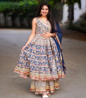 Apoorva Jadaun Instagram - Suno! Tum bas muskuraya karo tumhri muskan mai hi to meri jaan basti hai ❤️ (use my Coupon code “ APOORVA10 “ to get 10% flat off on prepaid orders)
Dress from @thebairaas
.
🎨 @priyanshushuklaa
.
#bairaas #bairaasindia #bairaaswear #apoorvajadaun #jaadufam #bhopal
