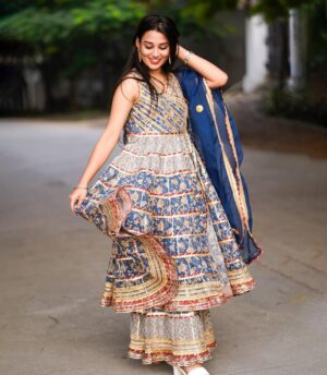 Apoorva Jadaun Instagram - Suno! Tum bas muskuraya karo tumhri muskan mai hi to meri jaan basti hai ❤️ (use my Coupon code “ APOORVA10 “ to get 10% flat off on prepaid orders) 

Dress from @thebairaas 
.
🎨 @priyanshushuklaa 
.

 #bairaas #bairaasindia #bairaaswear #apoorvajadaun #jaadufam #bhopal