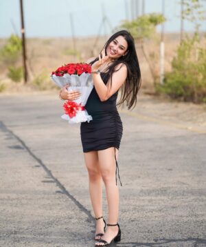 Apoorva Jadaun Instagram - मुस्कुराओ बे, जो होगा देखा जाएगा! ✨❤️
.
.
🎨 @priyanshushuklaa 
.
.
#swipeleft #birthday #birthdaygirl #24th #black #blackdress #roses #explore #instagram #blacklover #explorepage #greatful