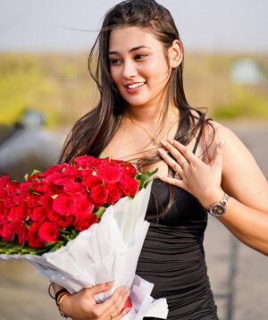 Apoorva Jadaun Instagram - मुस्कुराओ बे, जो होगा देखा जाएगा! ✨❤️
.
.
🎨 @priyanshushuklaa 
.
.
#swipeleft #birthday #birthdaygirl #24th #black #blackdress #roses #explore #instagram #blacklover #explorepage #greatful