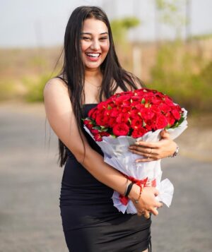 Apoorva Jadaun Instagram - मुस्कुराओ बे, जो होगा देखा जाएगा! ✨❤️
.
.
🎨 @priyanshushuklaa 
.
.
#swipeleft #birthday #birthdaygirl #24th #black #blackdress #roses #explore #instagram #blacklover #explorepage #greatful