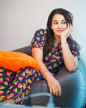 Apoorva Jadaun Instagram - Feed your own ego, I'm busy🫣✨
.
Night suits @nachtspree_by_namrata
🎨 @priyanshushuklaa
.
.
#swipeleft #nightwear #dress #nightsuit #instagram #instapic #bhopal #apoorvajadaun #jaadufam #explore #explorepage