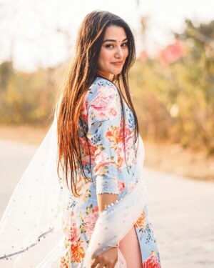 Apoorva Jadaun Instagram - Izzat ki baat karna koi Badi baat nahi🥰
Aurr Izzat se Baat karna har kisi k bass
ki Baat nahi!❤️💙🤍

.
.
👗 @sure_to_shop_ 
🎨 @priyanshushuklaa