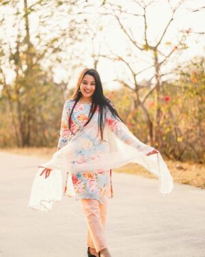 Apoorva Jadaun Instagram - Izzat ki baat karna koi Badi baat nahi🥰
Aurr Izzat se Baat karna har kisi k bass
ki Baat nahi!❤️💙🤍

.
.
👗 @sure_to_shop_ 
🎨 @priyanshushuklaa