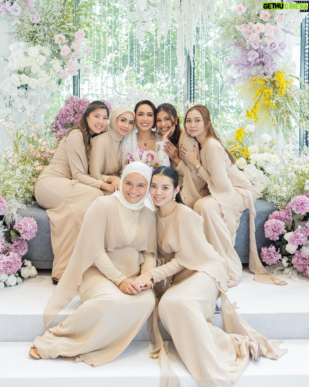 Aprena Manrose - 41.9K Likes - Sayang saya dah kahwin 🥲

February bulan yang sangat penuh dengan emotions kerana saya harus melepaskan kawan baik saya pada jejaka pilihannya. 
Amri, tolong jaga wanna elok-elok tau. You’re so lucky to have her. You akan selalu tengok muka i jugak kerana saya akan tetap menghantui hidup Wanna sampai bila bila 🤣👻

To Wanna, kamu terlalu cantik pada malam itu. I love you so much. I’m here for you, always and forever. Selamat pengantin baru! @wannaali_ 🫂

#bridesmaidonduty #happytears #welcometotheclurb 

Kurung @ynalee.official 
MUA @ynasakinah @schanooladivas