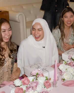 Aprena Manrose Instagram - Sayang saya dah kahwin 🥲
February bulan yang sangat penuh dengan emotions kerana saya harus melepaskan kawan baik saya pada jejaka pilihannya.
Amri, tolong jaga wanna elok-elok tau. You’re so lucky to have her. You akan selalu tengok muka i jugak kerana saya akan tetap menghantui hidup Wanna sampai bila bila 🤣👻
To Wanna, kamu terlalu cantik pada malam itu. I love you so much. I’m here for you, always and forever. Selamat pengantin baru! @wannaali_ 🫂
#bridesmaidonduty #happytears #welcometotheclurb
Kurung @ynalee.official
MUA @ynasakinah @schanooladivas