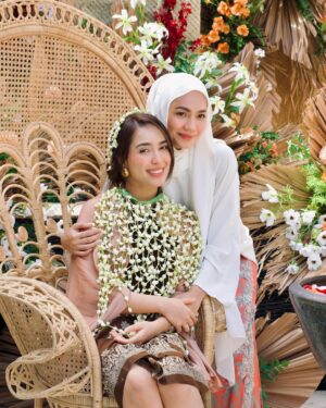 Aprena Manrose Instagram - Sayang saya dah kahwin 🥲
February bulan yang sangat penuh dengan emotions kerana saya harus melepaskan kawan baik saya pada jejaka pilihannya.
Amri, tolong jaga wanna elok-elok tau. You’re so lucky to have her. You akan selalu tengok muka i jugak kerana saya akan tetap menghantui hidup Wanna sampai bila bila 🤣👻
To Wanna, kamu terlalu cantik pada malam itu. I love you so much. I’m here for you, always and forever. Selamat pengantin baru! @wannaali_ 🫂
#bridesmaidonduty #happytears #welcometotheclurb
Kurung @ynalee.official
MUA @ynasakinah @schanooladivas