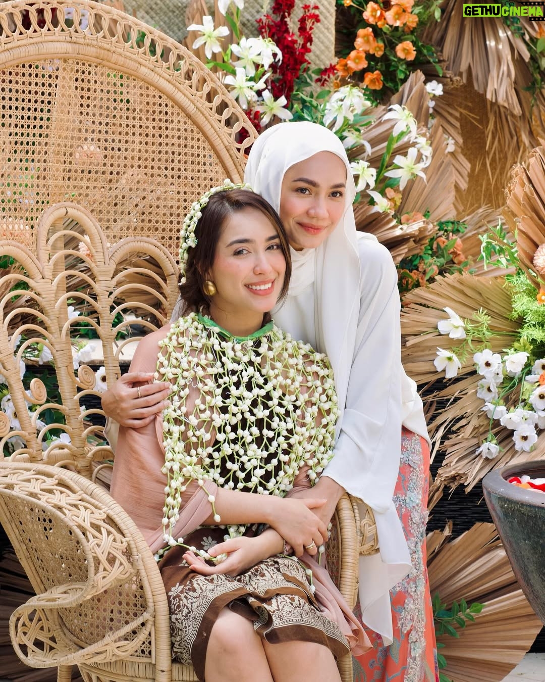 Aprena Manrose - 41.9K Likes - Sayang saya dah kahwin 🥲

February bulan yang sangat penuh dengan emotions kerana saya harus melepaskan kawan baik saya pada jejaka pilihannya. 
Amri, tolong jaga wanna elok-elok tau. You’re so lucky to have her. You akan selalu tengok muka i jugak kerana saya akan tetap menghantui hidup Wanna sampai bila bila 🤣👻

To Wanna, kamu terlalu cantik pada malam itu. I love you so much. I’m here for you, always and forever. Selamat pengantin baru! @wannaali_ 🫂

#bridesmaidonduty #happytears #welcometotheclurb 

Kurung @ynalee.official 
MUA @ynasakinah @schanooladivas
