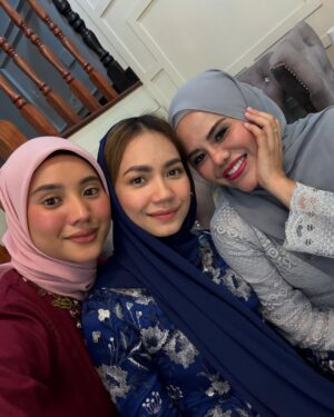 Aprena Manrose Instagram - Sayang saya dah kahwin 🥲
February bulan yang sangat penuh dengan emotions kerana saya harus melepaskan kawan baik saya pada jejaka pilihannya.
Amri, tolong jaga wanna elok-elok tau. You’re so lucky to have her. You akan selalu tengok muka i jugak kerana saya akan tetap menghantui hidup Wanna sampai bila bila 🤣👻
To Wanna, kamu terlalu cantik pada malam itu. I love you so much. I’m here for you, always and forever. Selamat pengantin baru! @wannaali_ 🫂
#bridesmaidonduty #happytears #welcometotheclurb
Kurung @ynalee.official
MUA @ynasakinah @schanooladivas