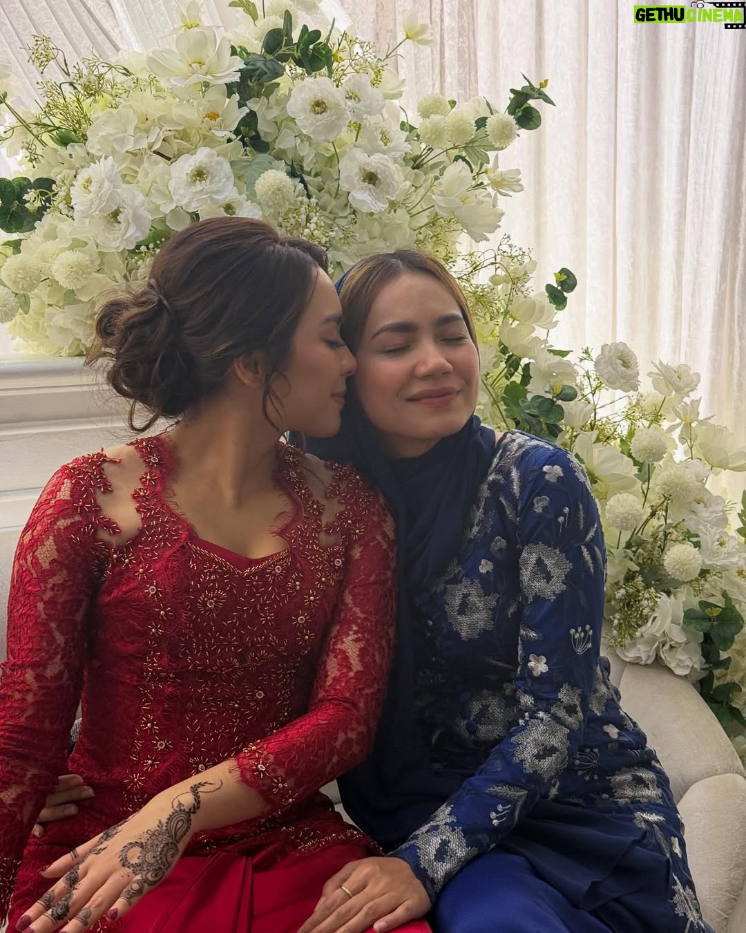Aprena Manrose - 41.9K Likes - Sayang saya dah kahwin 🥲

February bulan yang sangat penuh dengan emotions kerana saya harus melepaskan kawan baik saya pada jejaka pilihannya. 
Amri, tolong jaga wanna elok-elok tau. You’re so lucky to have her. You akan selalu tengok muka i jugak kerana saya akan tetap menghantui hidup Wanna sampai bila bila 🤣👻

To Wanna, kamu terlalu cantik pada malam itu. I love you so much. I’m here for you, always and forever. Selamat pengantin baru! @wannaali_ 🫂

#bridesmaidonduty #happytears #welcometotheclurb 

Kurung @ynalee.official 
MUA @ynasakinah @schanooladivas
