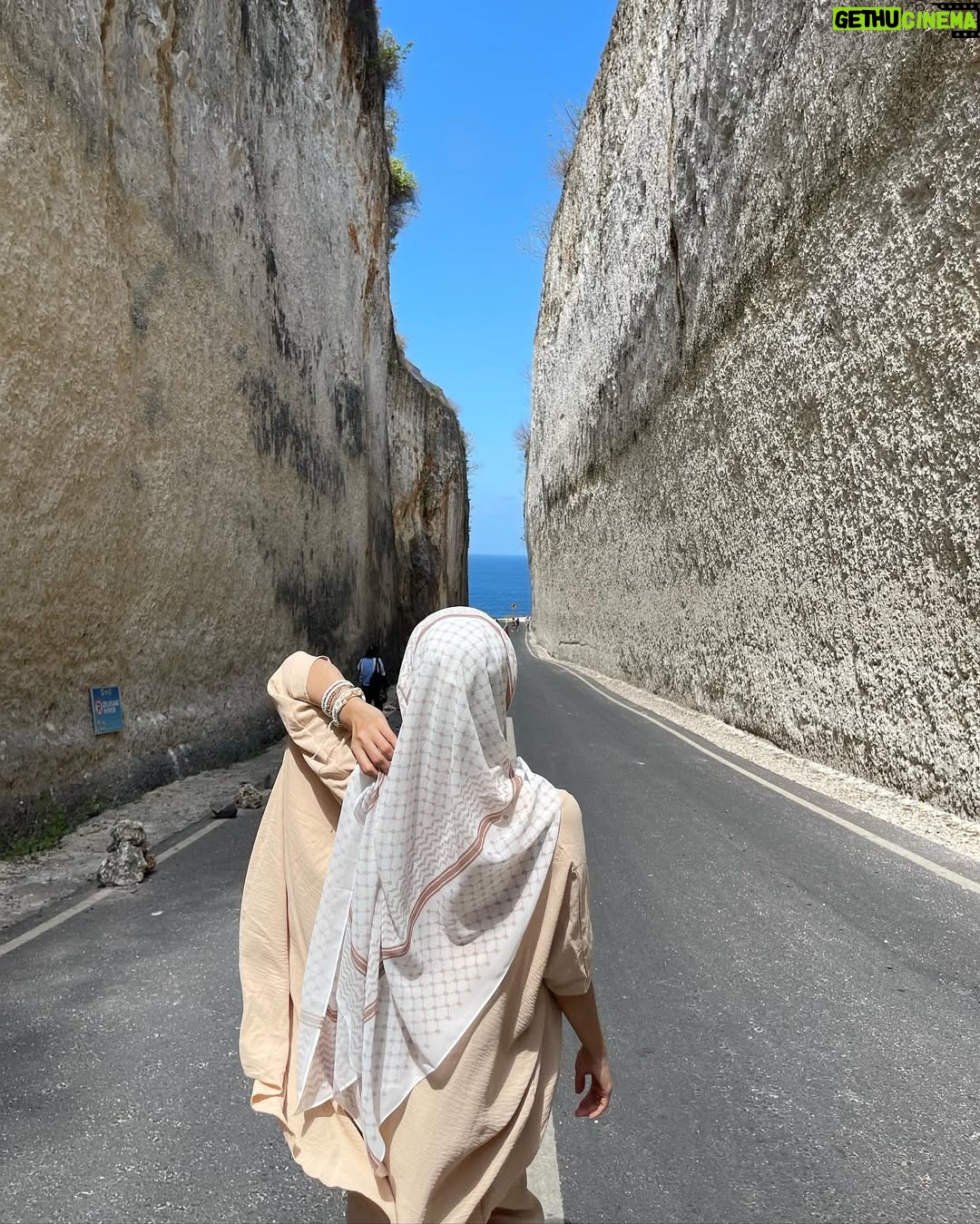 Aprena Manrose - 31.5K Likes - keffiyah on fiyah 🔥

two ways of hijab style you boleh buat, so choose which one you nak follow okay? but kalau dah boleh buat dua dua kenapa nak kena pilih salah satu pulak kan. so here is my feeling2 moment 😝😘 

visit 3 tempat with this outfit, selesa nak mampuih! coming soon @leepat.co_ 😍

🇵🇸🍉♥️