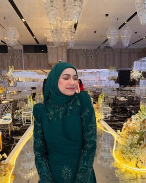 Aprena Manrose Instagram - Sayang saya dah kahwin 🥲
February bulan yang sangat penuh dengan emotions kerana saya harus melepaskan kawan baik saya pada jejaka pilihannya.
Amri, tolong jaga wanna elok-elok tau. You’re so lucky to have her. You akan selalu tengok muka i jugak kerana saya akan tetap menghantui hidup Wanna sampai bila bila 🤣👻
To Wanna, kamu terlalu cantik pada malam itu. I love you so much. I’m here for you, always and forever. Selamat pengantin baru! @wannaali_ 🫂
#bridesmaidonduty #happytears #welcometotheclurb
Kurung @ynalee.official
MUA @ynasakinah @schanooladivas