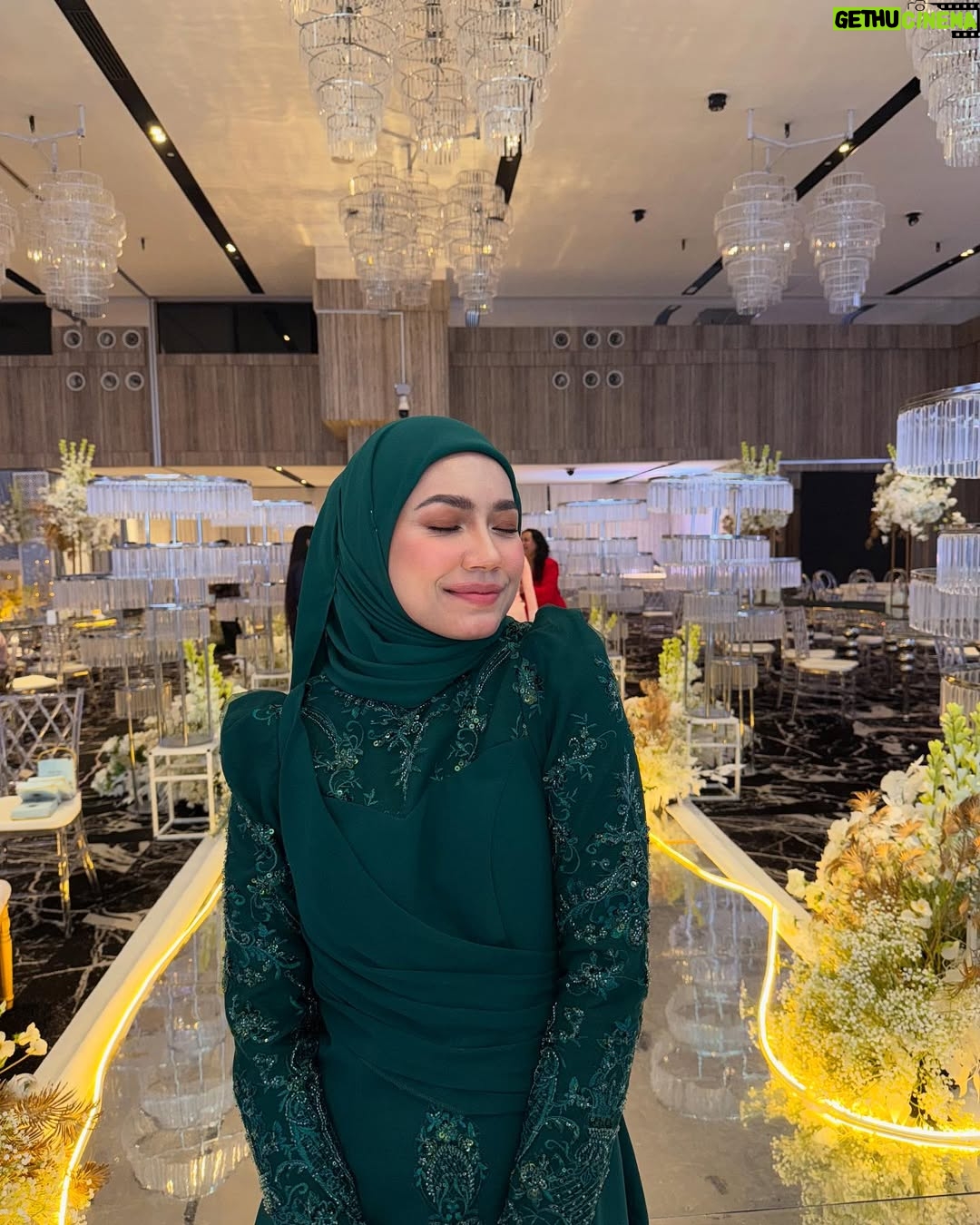 Aprena Manrose - 41.9K Likes - Sayang saya dah kahwin 🥲

February bulan yang sangat penuh dengan emotions kerana saya harus melepaskan kawan baik saya pada jejaka pilihannya. 
Amri, tolong jaga wanna elok-elok tau. You’re so lucky to have her. You akan selalu tengok muka i jugak kerana saya akan tetap menghantui hidup Wanna sampai bila bila 🤣👻

To Wanna, kamu terlalu cantik pada malam itu. I love you so much. I’m here for you, always and forever. Selamat pengantin baru! @wannaali_ 🫂

#bridesmaidonduty #happytears #welcometotheclurb 

Kurung @ynalee.official 
MUA @ynasakinah @schanooladivas