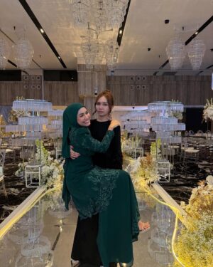 Aprena Manrose Instagram - Sayang saya dah kahwin 🥲
February bulan yang sangat penuh dengan emotions kerana saya harus melepaskan kawan baik saya pada jejaka pilihannya.
Amri, tolong jaga wanna elok-elok tau. You’re so lucky to have her. You akan selalu tengok muka i jugak kerana saya akan tetap menghantui hidup Wanna sampai bila bila 🤣👻
To Wanna, kamu terlalu cantik pada malam itu. I love you so much. I’m here for you, always and forever. Selamat pengantin baru! @wannaali_ 🫂
#bridesmaidonduty #happytears #welcometotheclurb
Kurung @ynalee.official
MUA @ynasakinah @schanooladivas