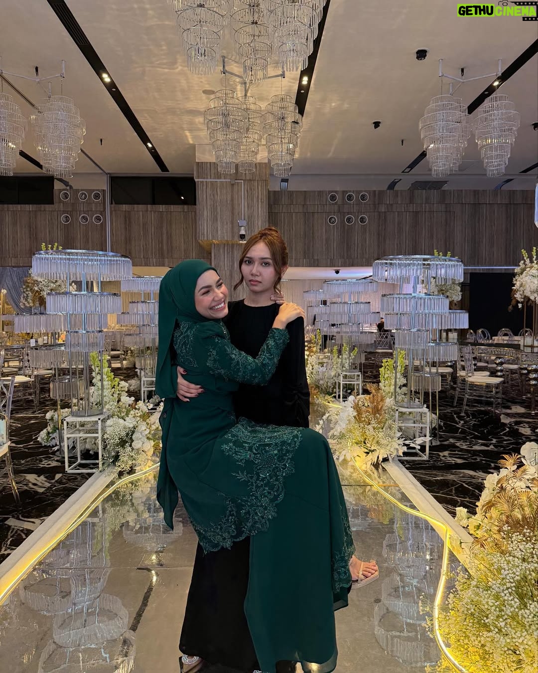 Aprena Manrose - 41.9K Likes - Sayang saya dah kahwin 🥲

February bulan yang sangat penuh dengan emotions kerana saya harus melepaskan kawan baik saya pada jejaka pilihannya. 
Amri, tolong jaga wanna elok-elok tau. You’re so lucky to have her. You akan selalu tengok muka i jugak kerana saya akan tetap menghantui hidup Wanna sampai bila bila 🤣👻

To Wanna, kamu terlalu cantik pada malam itu. I love you so much. I’m here for you, always and forever. Selamat pengantin baru! @wannaali_ 🫂

#bridesmaidonduty #happytears #welcometotheclurb 

Kurung @ynalee.official 
MUA @ynasakinah @schanooladivas