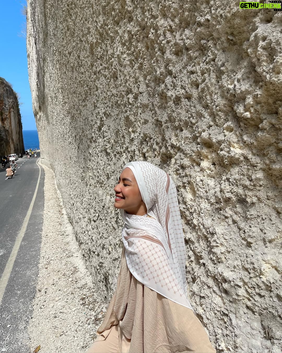 Aprena Manrose - 31.5K Likes - keffiyah on fiyah 🔥

two ways of hijab style you boleh buat, so choose which one you nak follow okay? but kalau dah boleh buat dua dua kenapa nak kena pilih salah satu pulak kan. so here is my feeling2 moment 😝😘 

visit 3 tempat with this outfit, selesa nak mampuih! coming soon @leepat.co_ 😍

🇵🇸🍉♥️