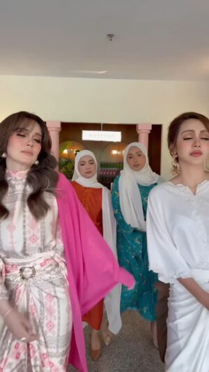 Aprena Manrose Instagram - Bila kau nak bangun sahur tapi ngantuk 😴
They all pakai new baju raya from @leepat.co_ by @mrsaprenamanrose semua akan ada di @absolutsingapore dan @absolutbazaar @gaya_raya Mitec KL!
@uqashasenrose2 @nadiyahshahab_ @oktoviamanrose
Absolut Bazaar Singapore
14-16 March
Singapore EXPO
Absolut Bazaar X Festival Gaya Raya
21-24 March
MITEC KL
Save the dates! 🫶🏻
Outfit : @leepat.co_
Venue : The Tres Hotel
#absolutbazaar #absolutbazaargayaraya #absolutsingapore