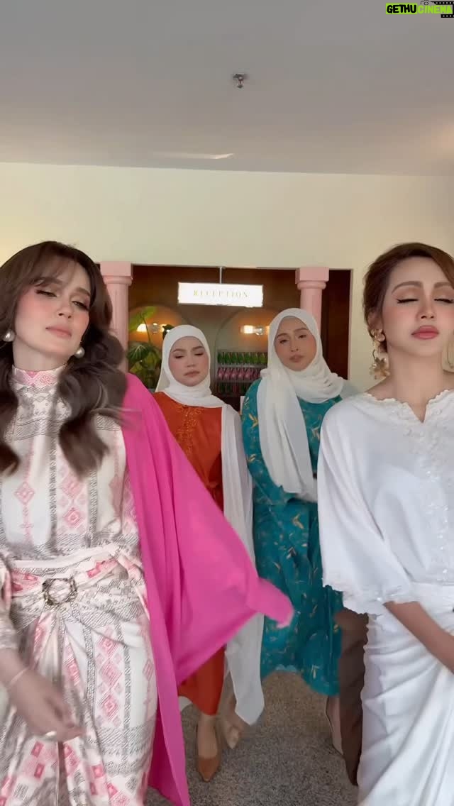 Aprena Manrose - 27.5K Likes - Bila kau nak bangun sahur tapi ngantuk 😴

They all pakai new baju raya from @leepat.co_ by @mrsaprenamanrose semua akan ada di @absolutsingapore dan @absolutbazaar @gaya_raya Mitec KL!

@uqashasenrose2 @nadiyahshahab_ @oktoviamanrose 

Absolut Bazaar Singapore
14-16 March 
Singapore EXPO

Absolut Bazaar X Festival Gaya Raya 
21-24 March
MITEC KL 

Save the dates! 🫶🏻

Outfit : @leepat.co_ 
Venue : The Tres Hotel

#absolutbazaar #absolutbazaargayaraya #absolutsingapore