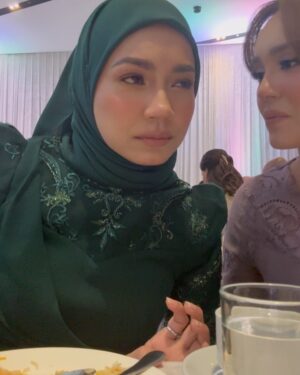Aprena Manrose Instagram - Sayang saya dah kahwin 🥲
February bulan yang sangat penuh dengan emotions kerana saya harus melepaskan kawan baik saya pada jejaka pilihannya.
Amri, tolong jaga wanna elok-elok tau. You’re so lucky to have her. You akan selalu tengok muka i jugak kerana saya akan tetap menghantui hidup Wanna sampai bila bila 🤣👻
To Wanna, kamu terlalu cantik pada malam itu. I love you so much. I’m here for you, always and forever. Selamat pengantin baru! @wannaali_ 🫂
#bridesmaidonduty #happytears #welcometotheclurb
Kurung @ynalee.official
MUA @ynasakinah @schanooladivas