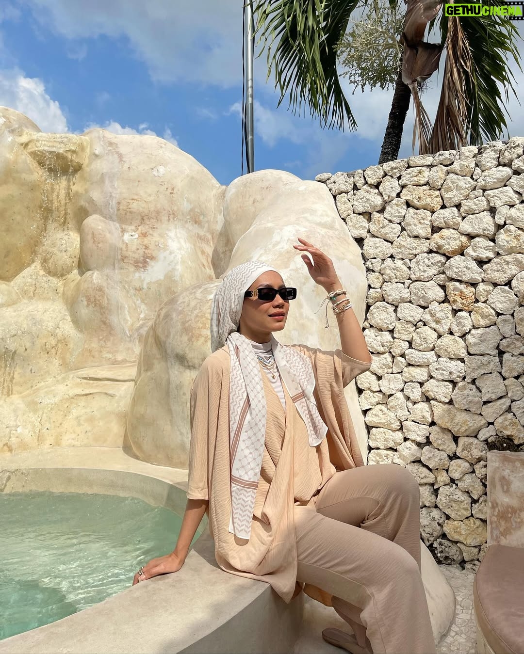 Aprena Manrose - 31.5K Likes - keffiyah on fiyah 🔥

two ways of hijab style you boleh buat, so choose which one you nak follow okay? but kalau dah boleh buat dua dua kenapa nak kena pilih salah satu pulak kan. so here is my feeling2 moment 😝😘 

visit 3 tempat with this outfit, selesa nak mampuih! coming soon @leepat.co_ 😍

🇵🇸🍉♥️