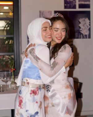 Aprena Manrose Instagram - Sayang saya dah kahwin 🥲
February bulan yang sangat penuh dengan emotions kerana saya harus melepaskan kawan baik saya pada jejaka pilihannya.
Amri, tolong jaga wanna elok-elok tau. You’re so lucky to have her. You akan selalu tengok muka i jugak kerana saya akan tetap menghantui hidup Wanna sampai bila bila 🤣👻
To Wanna, kamu terlalu cantik pada malam itu. I love you so much. I’m here for you, always and forever. Selamat pengantin baru! @wannaali_ 🫂
#bridesmaidonduty #happytears #welcometotheclurb
Kurung @ynalee.official
MUA @ynasakinah @schanooladivas