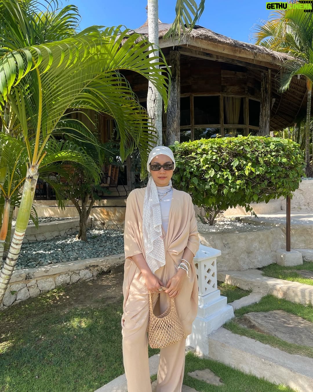 Aprena Manrose - 31.5K Likes - keffiyah on fiyah 🔥

two ways of hijab style you boleh buat, so choose which one you nak follow okay? but kalau dah boleh buat dua dua kenapa nak kena pilih salah satu pulak kan. so here is my feeling2 moment 😝😘 

visit 3 tempat with this outfit, selesa nak mampuih! coming soon @leepat.co_ 😍

🇵🇸🍉♥️