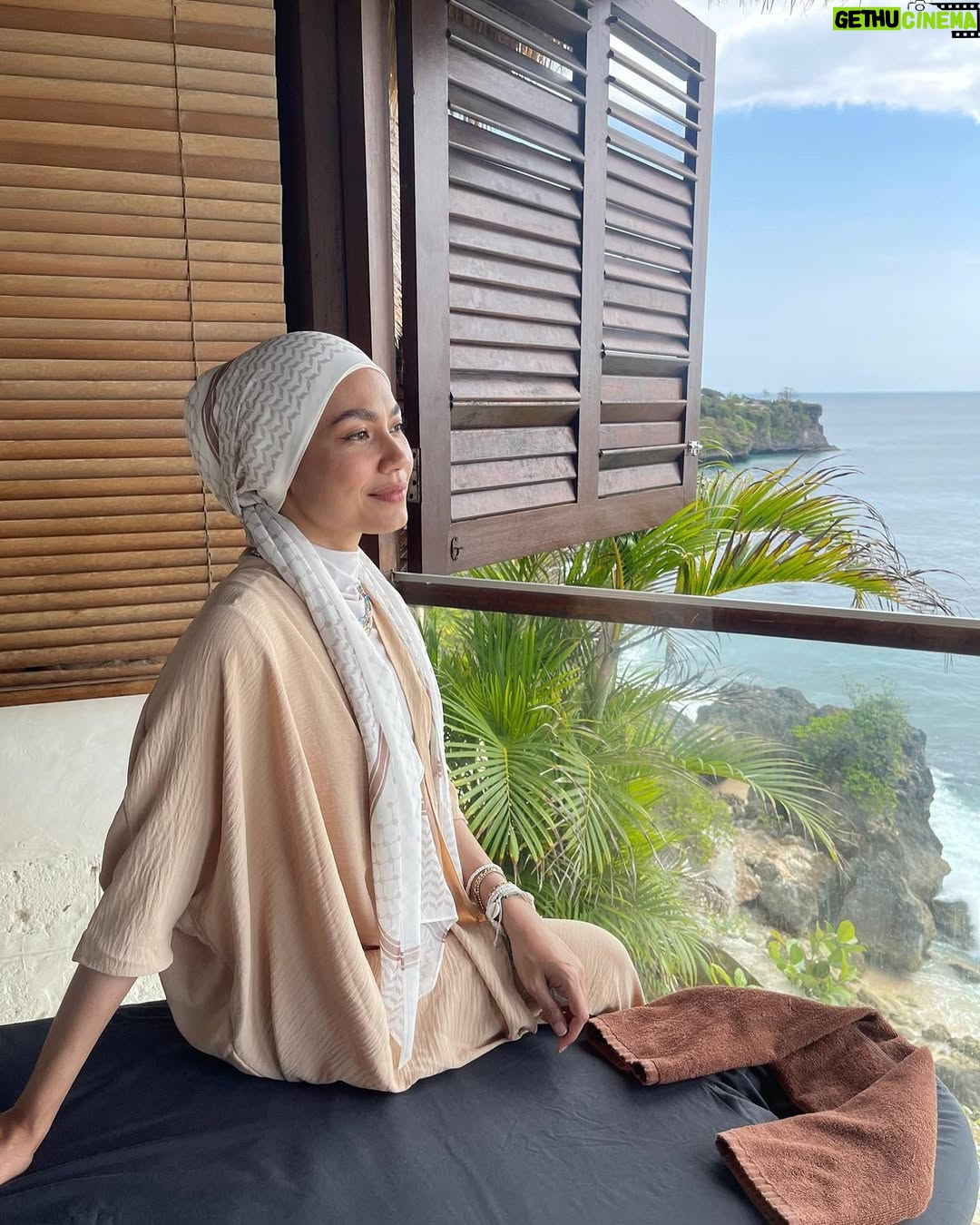Aprena Manrose - 31.5K Likes - keffiyah on fiyah 🔥

two ways of hijab style you boleh buat, so choose which one you nak follow okay? but kalau dah boleh buat dua dua kenapa nak kena pilih salah satu pulak kan. so here is my feeling2 moment 😝😘 

visit 3 tempat with this outfit, selesa nak mampuih! coming soon @leepat.co_ 😍

🇵🇸🍉♥️