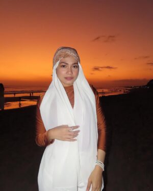 Aprena Manrose Instagram - In her bandana and sunset era ✨🌅