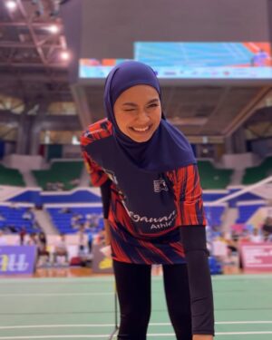 Aprena Manrose Instagram - Jangan jangan dulu, janganlah diganggu. Karna dia masih belum move on! Siapa sama macam saya angkat tangan? 🙋🏻♀️
Pergh macam pemain profesional lah. Dah boleh tukar bidang ni. Makasih photonya mas @syukreative @nazhfhimself 🫶🏻🤪
Siapa nak I post video masa lawan dengan @sintyamarisca & @gragri_ ? Pat jawabbb
#celebritybadmintonfunmatch #2024 #mahulagitahundepan