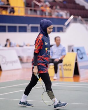 Aprena Manrose Instagram - Jangan jangan dulu, janganlah diganggu. Karna dia masih belum move on! Siapa sama macam saya angkat tangan? 🙋🏻♀️
Pergh macam pemain profesional lah. Dah boleh tukar bidang ni. Makasih photonya mas @syukreative @nazhfhimself 🫶🏻🤪
Siapa nak I post video masa lawan dengan @sintyamarisca & @gragri_ ? Pat jawabbb
#celebritybadmintonfunmatch #2024 #mahulagitahundepan