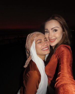Aprena Manrose Instagram - In her bandana and sunset era ✨🌅