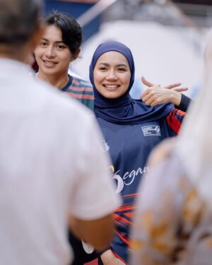 Aprena Manrose Instagram - Jangan jangan dulu, janganlah diganggu. Karna dia masih belum move on! Siapa sama macam saya angkat tangan? 🙋🏻♀️
Pergh macam pemain profesional lah. Dah boleh tukar bidang ni. Makasih photonya mas @syukreative @nazhfhimself 🫶🏻🤪
Siapa nak I post video masa lawan dengan @sintyamarisca & @gragri_ ? Pat jawabbb
#celebritybadmintonfunmatch #2024 #mahulagitahundepan