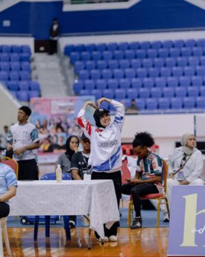 Aprena Manrose Instagram - Jangan jangan dulu, janganlah diganggu. Karna dia masih belum move on! Siapa sama macam saya angkat tangan? 🙋🏻♀️
Pergh macam pemain profesional lah. Dah boleh tukar bidang ni. Makasih photonya mas @syukreative @nazhfhimself 🫶🏻🤪
Siapa nak I post video masa lawan dengan @sintyamarisca & @gragri_ ? Pat jawabbb
#celebritybadmintonfunmatch #2024 #mahulagitahundepan