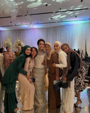 Aprena Manrose Instagram - Sayang saya dah kahwin 🥲
February bulan yang sangat penuh dengan emotions kerana saya harus melepaskan kawan baik saya pada jejaka pilihannya.
Amri, tolong jaga wanna elok-elok tau. You’re so lucky to have her. You akan selalu tengok muka i jugak kerana saya akan tetap menghantui hidup Wanna sampai bila bila 🤣👻
To Wanna, kamu terlalu cantik pada malam itu. I love you so much. I’m here for you, always and forever. Selamat pengantin baru! @wannaali_ 🫂
#bridesmaidonduty #happytears #welcometotheclurb
Kurung @ynalee.official
MUA @ynasakinah @schanooladivas