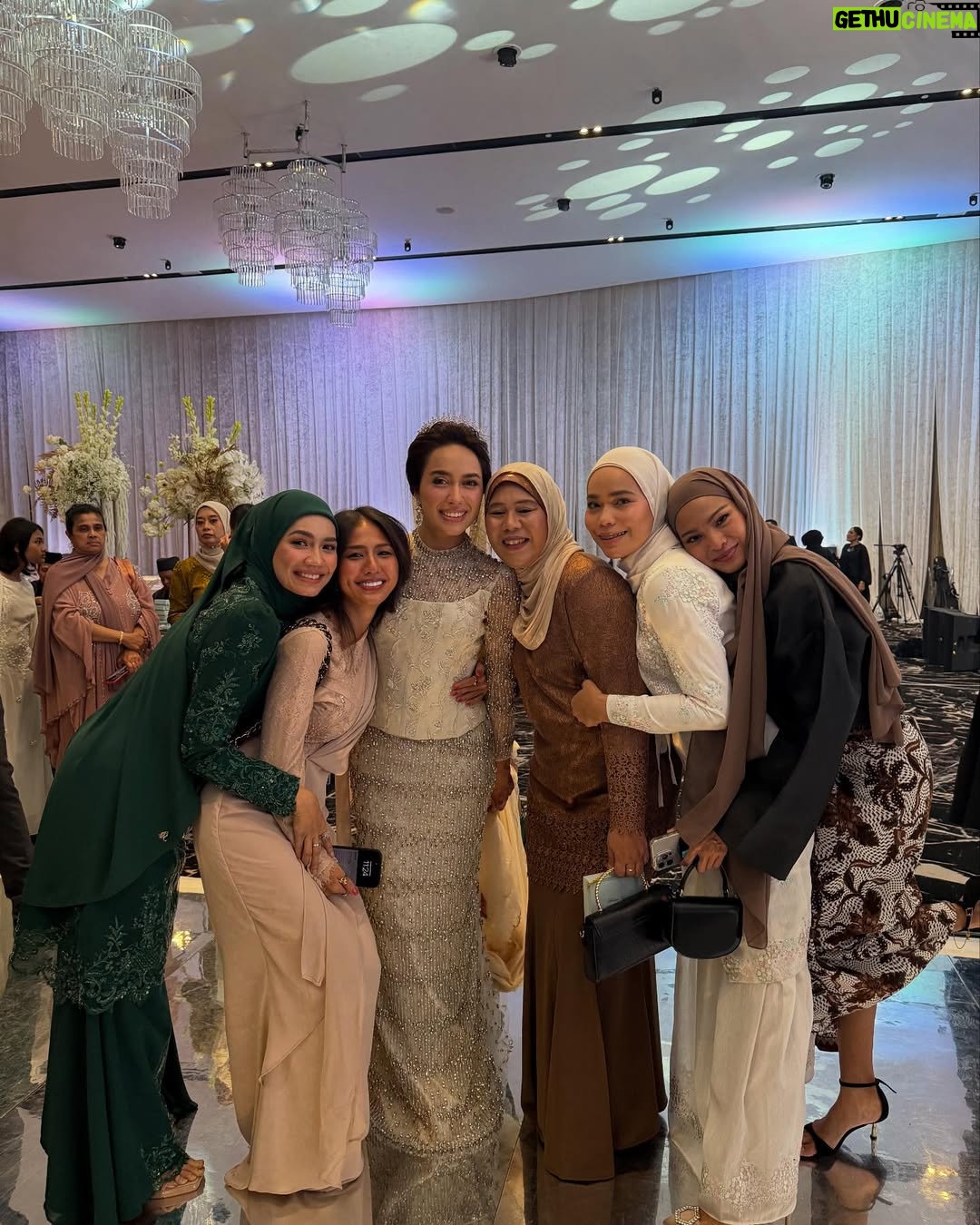 Aprena Manrose - 41.9K Likes - Sayang saya dah kahwin 🥲

February bulan yang sangat penuh dengan emotions kerana saya harus melepaskan kawan baik saya pada jejaka pilihannya. 
Amri, tolong jaga wanna elok-elok tau. You’re so lucky to have her. You akan selalu tengok muka i jugak kerana saya akan tetap menghantui hidup Wanna sampai bila bila 🤣👻

To Wanna, kamu terlalu cantik pada malam itu. I love you so much. I’m here for you, always and forever. Selamat pengantin baru! @wannaali_ 🫂

#bridesmaidonduty #happytears #welcometotheclurb 

Kurung @ynalee.official 
MUA @ynasakinah @schanooladivas